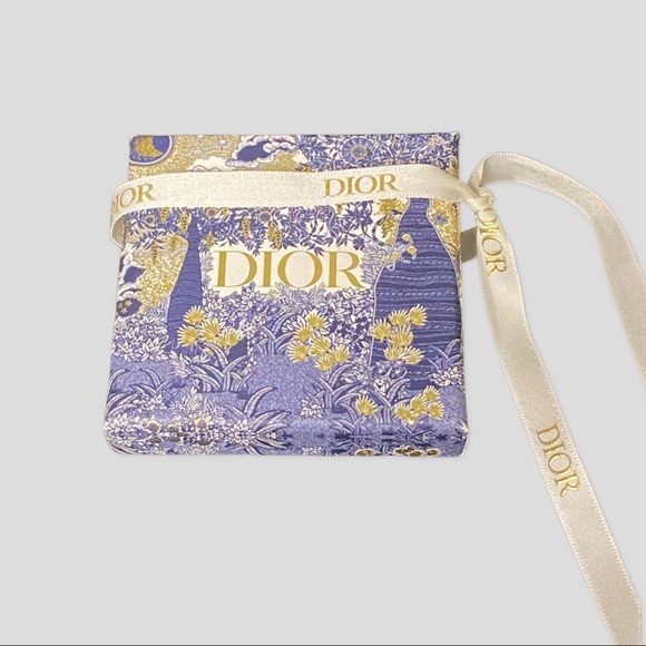 CHRISTIAN DIOR
Pearl Crystal J'Adior Earring Gold - Picture 6 of 6